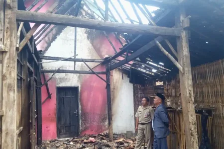 Rumah Warga Taman Krocok Bondowoso Terbakar, Pemilik Mengungsi ke Rumah Saudara Foto BeritaJatim.com