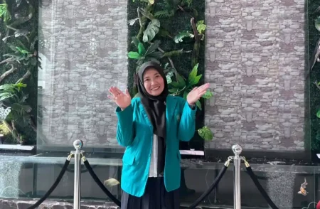 Kisah Unjana, Ibu 39 Tahun Raih IPK 4,00 Sempurna dan Jadi Lulusan Terbaik Unisma Malang Foto BeritaJatim.com
