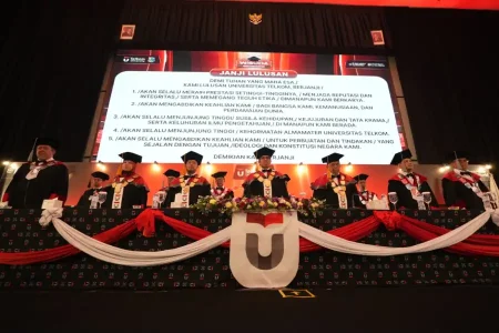 Telkom University Surabaya Wisuda 586 Sarjana, Siapkan Ekosistem Safe AI dan Salurkan Dana Abadi Rp58 Miliar Foto BeritaJatim.com