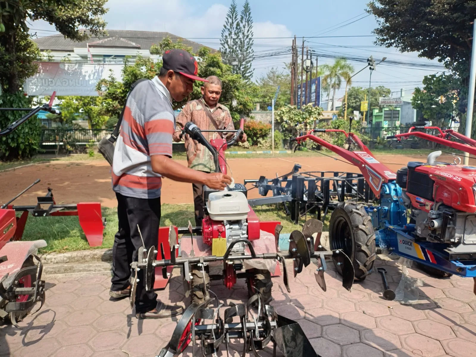 Salurkan Bantuan Alsintan, Plt Bupati Tulungagung Berharap Tak Dijual