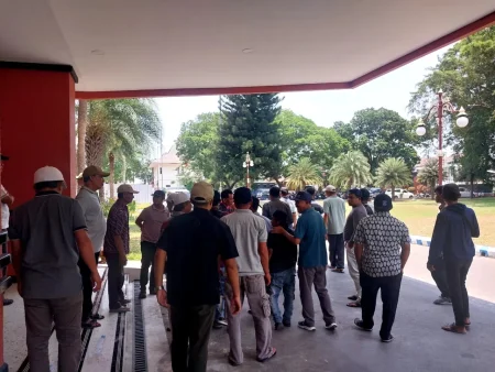 Tambang PT EPAS di Puncu Kediri Ditutup Sementara, Warga Tetap Tuntut Penutupan Permanen Foto BeritaJatim.com