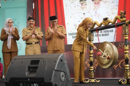 Vinanda Prameswati Luncurkan English Day dan Dinten Jawi, Siswa Kediri Disiapkan Mendunia Foto BeritaJatim.com