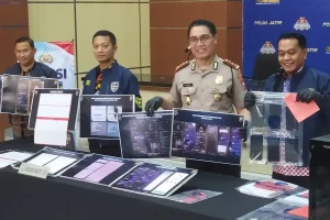 Polda Jatim Bongkar Jual Beli Puluhan Ribu Akun WhatsApp untuk Promosi Judi Online Kamboja Foto BeritaJatim.com