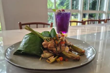 Chicken Lemon Grass Kampi Hotel Surabaya, Padukan Ayam Panggang Berempah dengan Sambal Matah Foto BeritaJatim.com