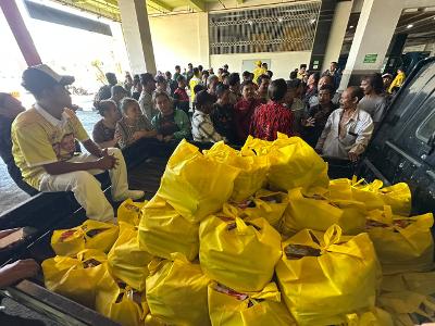 Bahlil Muda Sopir Angkot, Jadi Inspirasi Golkar Berbagi Sembako di Terminal Joyoboyo Foto BeritaJatim.com