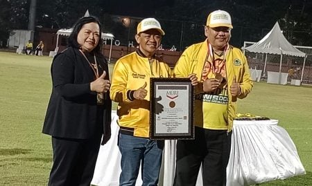Bahlil Mini Soccer Asyik Menuju Puncak Pecahkan MURI, Bahlil: Anak Muda Teladan Sportivitas Foto BeritaJatim.com