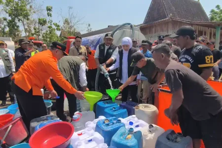 Khofifah Salurkan Bantuan Rp307 Juta untuk Warga Terdampak Kekeringan di Ngawi Foto BeritaJatim.com