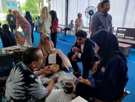 Disdagrin Jombang Perkenalkan Batik Ramah Lingkungan kepada Mahasiswa dari Libya dan Timor Leste Foto BeritaJatim.com