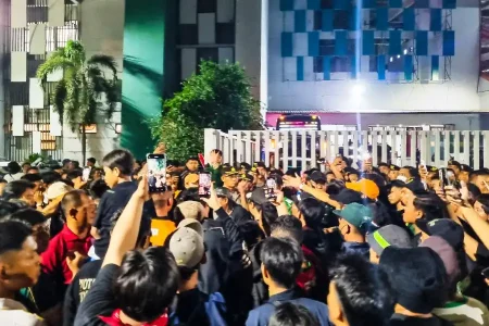 Bonek Protes Keras Pelatih dan Manajemen Persebaya usai Debut Imbang Lawan Persijap Foto BeritaJatim.com