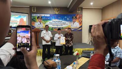 Bupati Mojokerto Sebut Cukai Rokok Sumbang Penerimaan Negara Rp2,6 Triliun Foto BeritaJatim.com
