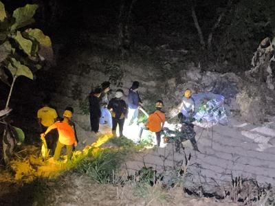 Motor Dikendarai Dua Remaja Terjun ke Jurang 15 Meter di Plaosan Magetan, Dievakuasi BPBD Foto BeritaJatim.com