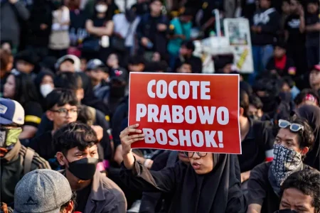Bawa 16 Tuntutan, Masyarakat Sipil Surabaya Demo di Grahadi Foto BeritaJatim.com