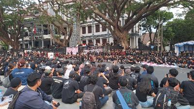 Demo Kritik Pemerintahan Prabowo – Gibran di Malang Berjalan Kondusif Foto BeritaJatim.com