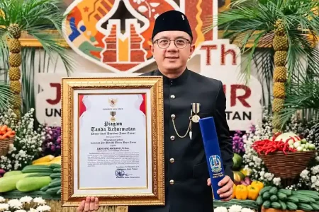 Kontribusi Bidang Pendidikan Antarkan Deni Wicaksono Raih Lencana Jer Basuki Mawa Beya Emas Foto BeritaJatim.com