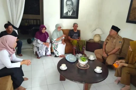 Kakek 70 Tahun di Blitar Batal Operasi, Dinsos Buka Suara Soal Status Desil Foto BeritaJatim.com