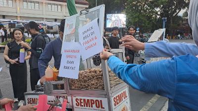 Dari Rakyat untuk Rakyat, Warga Malang Berikan Dukungan Logistik Demonstran Foto BeritaJatim.com