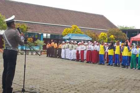 Polres Malang Edukasi Pelajar soal Keselamatan Lalu Lintas saat Operasi Patuh Semeru 2026 Foto BeritaJatim.com