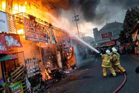 Nyalakan AC Picu Korsleting, Percetakan di Kenjeran Ludes Terbakar Foto BeritaJatim.com
