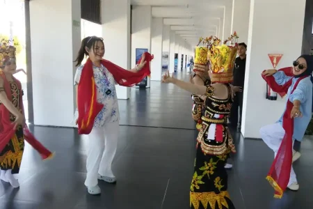 Semarak Gandrung Sewu 2026, Penari Gandrung Sambut Penumpang Pesawat dan Kereta Api Foto BeritaJatim.com