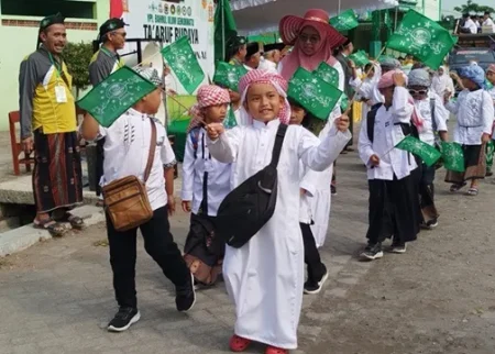 Semarak Hari Santri di Genukwatu Jombang: 1.500 Peserta Berpawai, Tanamkan Cinta Tanah Air Sejak Dini Foto BeritaJatim.com