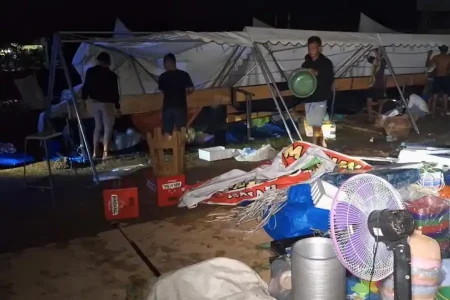 Ngawi Diterjang Hujan Es dan Angin Kencang, Atap Terbang Hingga Warga Azan Panik Foto BeritaJatim.com