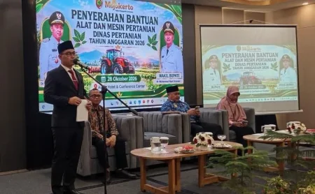 Bupati Mojokerto Salurkan Bantuan Pertanian Rp6,99 Miliar, Petani Didorong Lebih Produktif Foto BeritaJatim.com