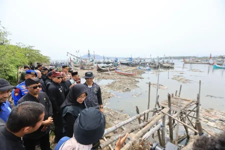 Selama Tiga Hari Dibersihkan 15 Ton Sampah Berhasil Diangkut, Bupati Ipuk Tegaskan Kesadaran Diri Untuk Jaga Lingkungan Foto BeritaJatim.com