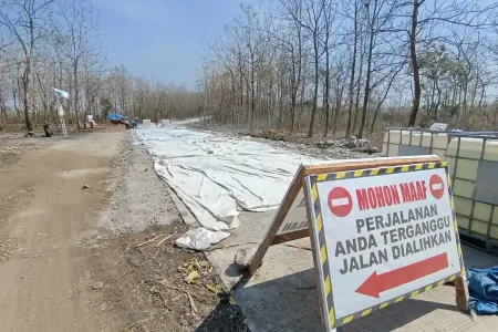 Proyek Jalan Rp1,7 Miliar Madiun Bermasalah, Ditemukan Pakai Besi Tak Standar Foto BeritaJatim.com