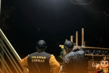 Kebakaran Hutan Meluas, Jalur Pendakian Bukit Cendono Mojokerto Ditutup Sementara Foto BeritaJatim.com