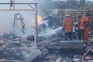 Gudang Produksi Pintu di Kutorejo Mojokerto Ludes Terbakar Foto BeritaJatim.com
