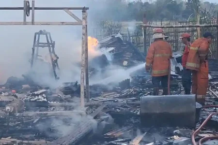 Gudang Produksi Pintu di Kutorejo Mojokerto Ludes Terbakar Foto BeritaJatim.com