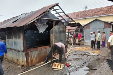 Tiga Kios Pasar Tambelangan Sampang Terbakar, Diduga akibat Korsleting Listrik Foto BeritaJatim.com