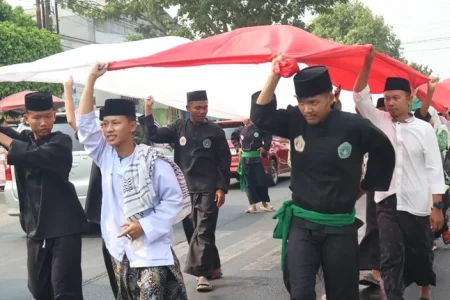 Bendera 100 Meter Membentang di Tebuireng Jombang, Gus Irfan Kobarkan Kembali Semangat Resolusi Jihad Foto BeritaJatim.com
