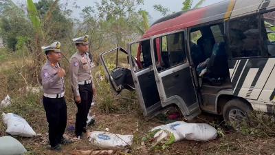 Rem Blong di Turunan Gotekan Pacet Mojokerto, 8 dari 17 Penumpang Elf Jadi Korban Foto BeritaJatim.com