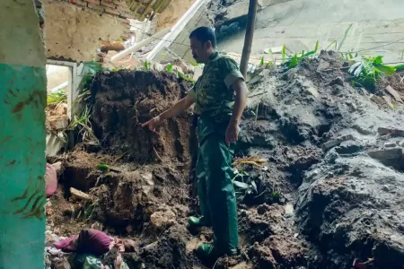 Longsor di Lumajang Timpa Rumah Warga, Ayah dan Anak Tewas Foto BeritaJatim.com