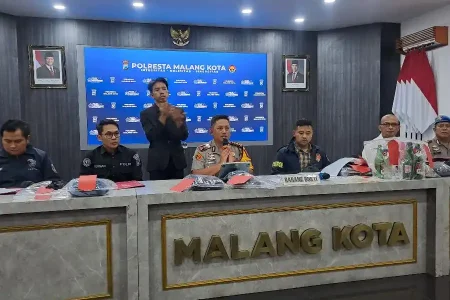 Puntung Rokok Dibuang Sembarangan Penyebab Kebakaran TPA Supit Urang Foto BeritaJatim.com