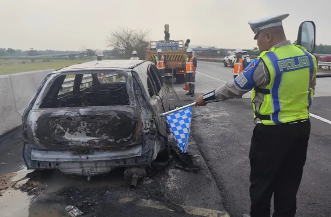 Honda CR-V Terbakar di Tol Jombang-Mojokerto, Diduga Akibat Korsleting Listrik Foto BeritaJatim.com