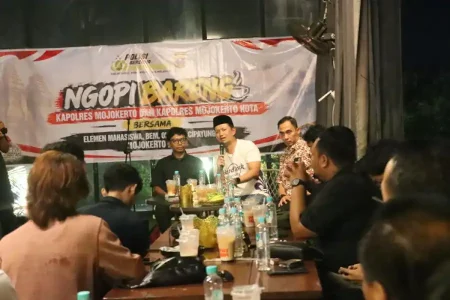 Ngopi Bareng Mahasiswa, Dua Kapolres di Mojokerto Buka Ruang Dialog dan Sinergi Foto BeritaJatim.com