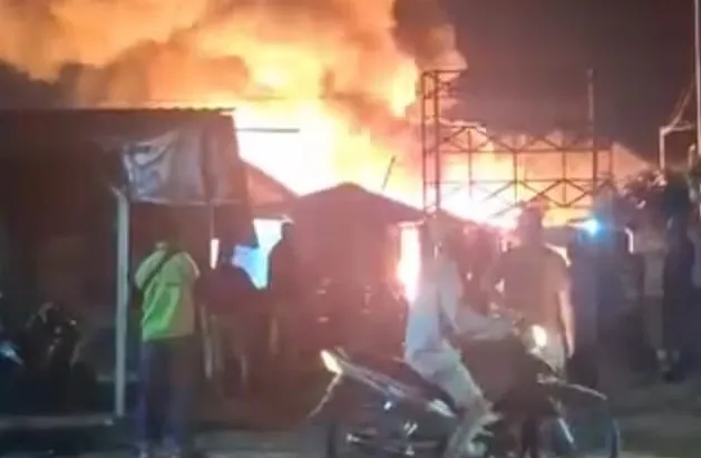 Kebakaran Hebat Landa Pasar Cukir Jombang, Sekitar 30 Kios Ludes