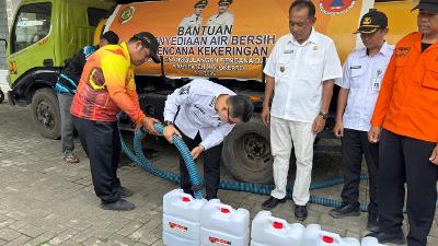 Bupati Mojokerto Salurkan 84 Tangki Air Bersih untuk Warga Desa Duyung Foto BeritaJatim.com