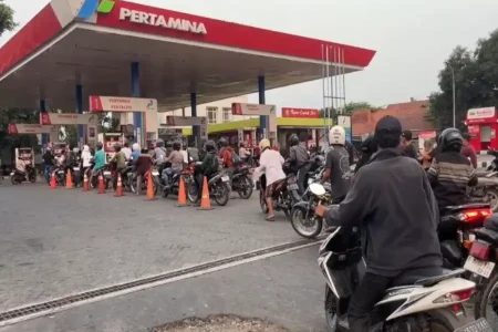 Pemkab Lumajang Klaim Kuota BBM Subsidi Tak Dikurangi, Antrean Mengular di SPBU Dipicu Lonjakan Permintaan Pertalite Foto BeritaJatim.com