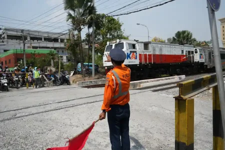 KAI Daop 8 Tambah 24 Petugas Jaga di 17 Perlintasan Sebidang Lamongan Foto BeritaJatim.com