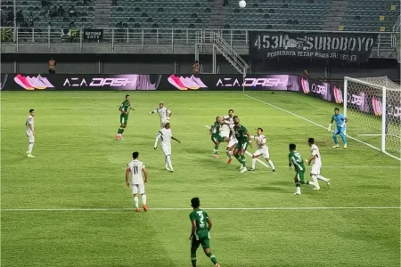 Laga Persebaya VS Madura United Diwarnai Hujan Pertama di Surabaya Foto BeritaJatim.com