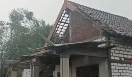 Senja Mencekam di Jombang: Angin Puting Beliung Mengamuk, Atap Rumah Warga Beterbangan Foto BeritaJatim.com