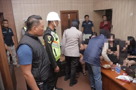 Polres Blitar Sisir Tempat Hiburan Malam, Sita 259 Botol Miras Ilegal Foto BeritaJatim.com