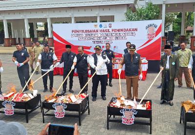 Ratusan Ribu Batang Rokok Ilegal Dimusnahkan di Lamongan, Potensi Kerugian Negara Rp624 Juta Foto BeritaJatim.com