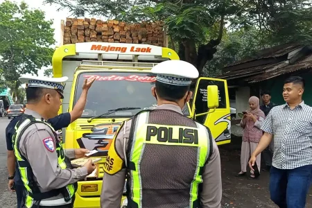 Truk Bermuatan Kayu Nyaris Tabrak Polisi saat Operasi Patuh Semeru di Lumajang Foto BeritaJatim.com