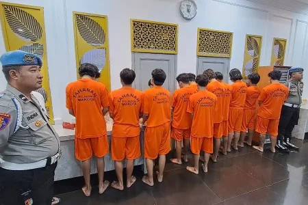 Polisi Tangkap 12 Orang Diduga Bawa Bom Molotov Pasca Demo Kondusif di Malang Foto BeritaJatim.com