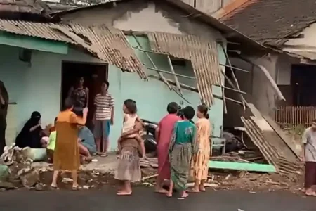 Truk Dump Oleng Tabrak Rumah di Blitar, Penghuni Luka-luka Foto BeritaJatim.com