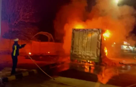 Truk Box Terbakar di Tol Jombang, Diduga Akibat Kampas Rem Panas Foto BeritaJatim.com